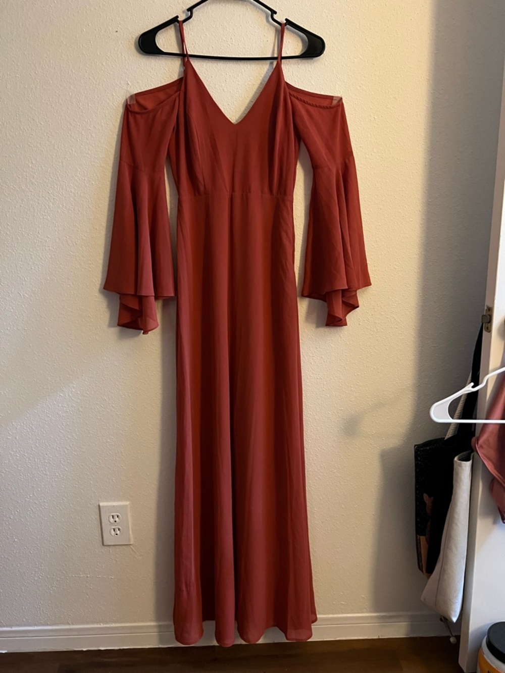 Lulu's Rust Cold-Shoulder V-Neck Maxi Dress
